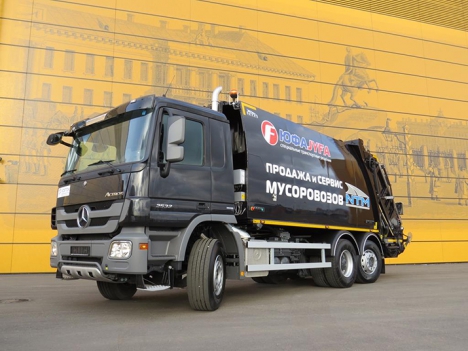 Мусоровоз на шасси Actros 2532L на выставке «Экология большого города» в Санкт-Петербурге